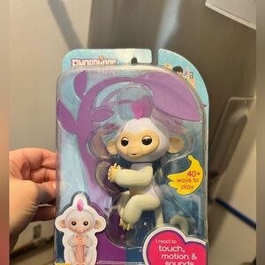 White baby monkey Sophie Fingerlings new NIP kids‎ toy